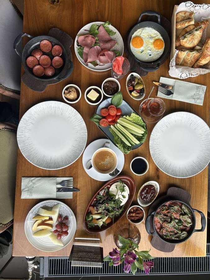 Frühstück von oben: Eier, Sucuk, Pastırma, Börek und Obst